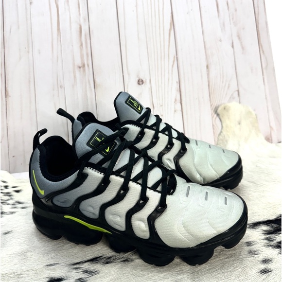 mens black and white vapormax plus